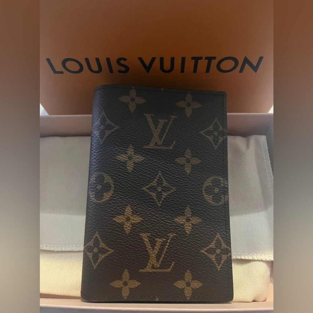 Louis Vuitton Passport Cover - Picture 2 of 9